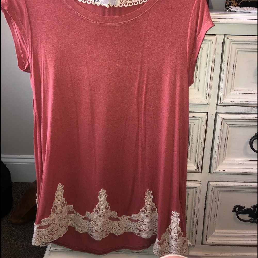 Cutest lace all the way around the back too✨